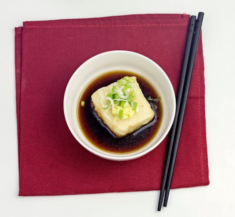Agedashi tofu con salsa de soja