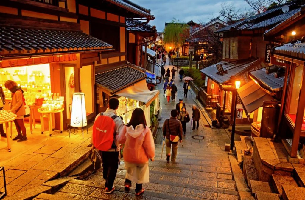 calles famosas de kioto por la noche