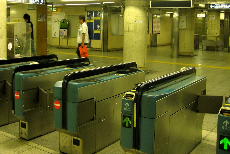 puertas de acceso metro tokio