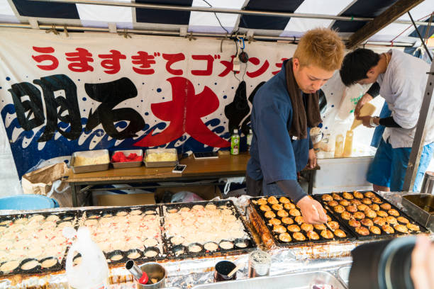 puesto callejero haciendo takoyakis puesto callejero haciendo takoyakis