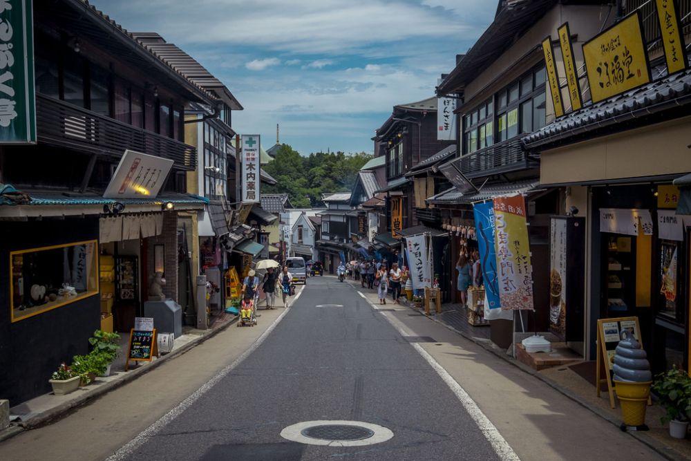 calle comercial de omotesando narita