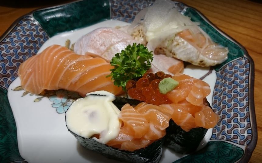 plato de sushi japones en tokio