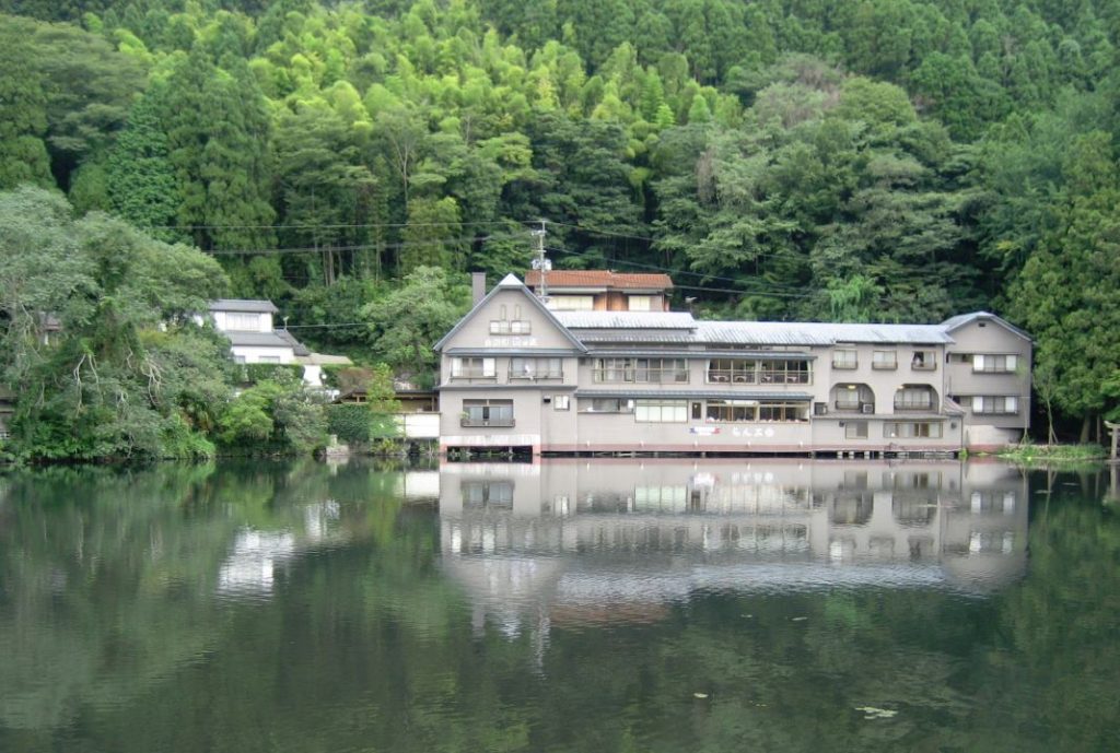 lago kinrin en yufuin japon