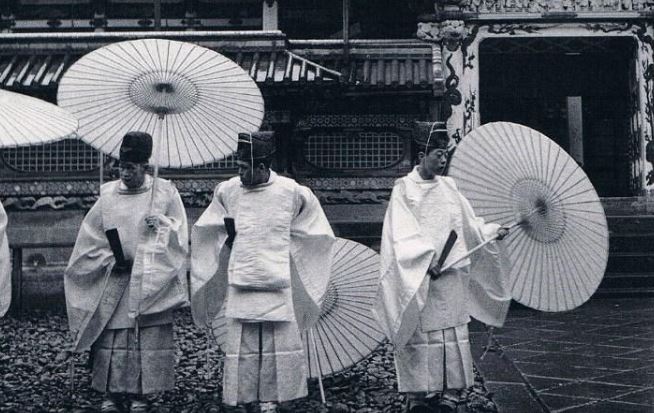 monjes sintoistas japoneses