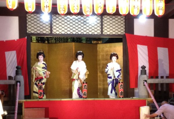 Jodoji Bon Odori teatro con maikos geishas