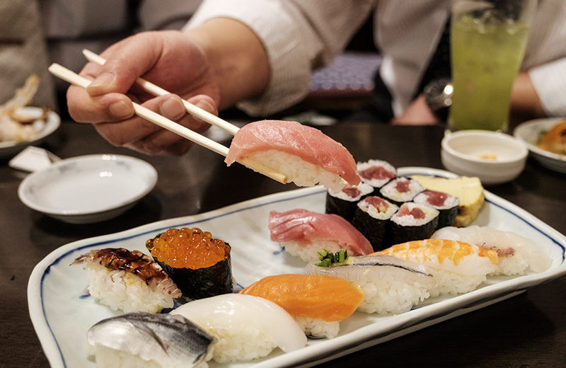 comer en una mesa japonesa