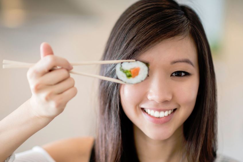 como comer sushi con palitos chinos