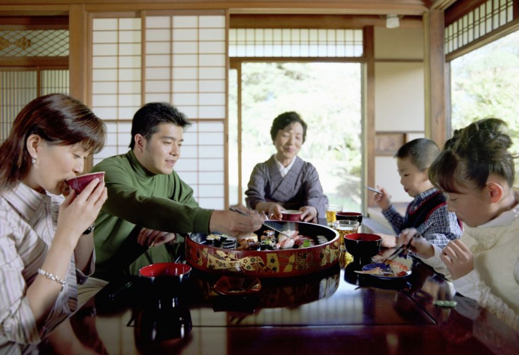 familia japonesa comiendo