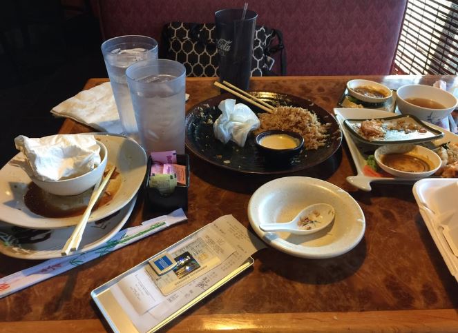 platos vacios de comida en japon