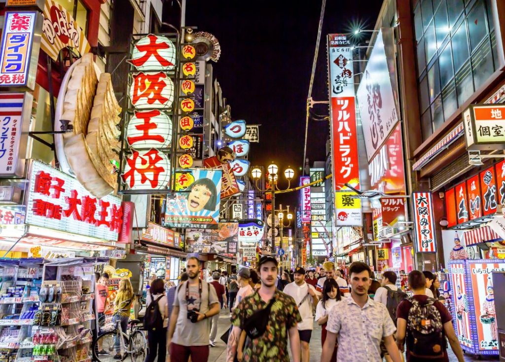 calles de osaka por la noche