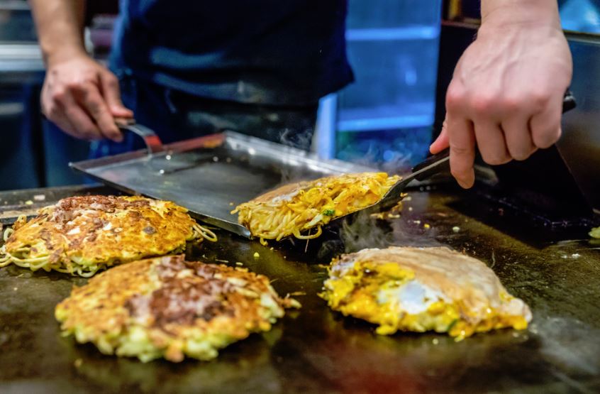 comer okonomiyaki en osaka