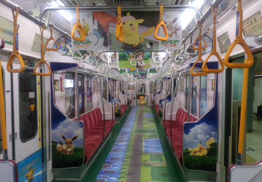 metro de tokio decorado con pokemon