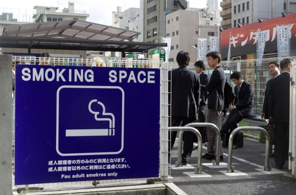 donde se puede fumar en japon