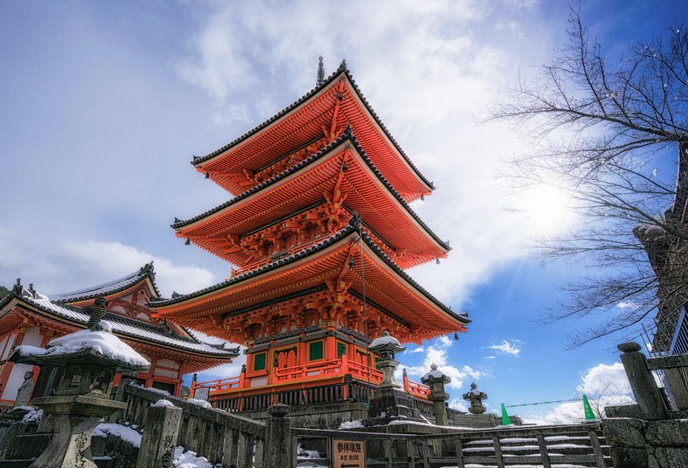 templo kiyomizu dera en kioto con nieve