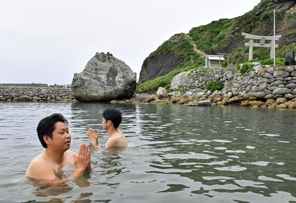 isla okinoshima en japon baños purificantes hombres