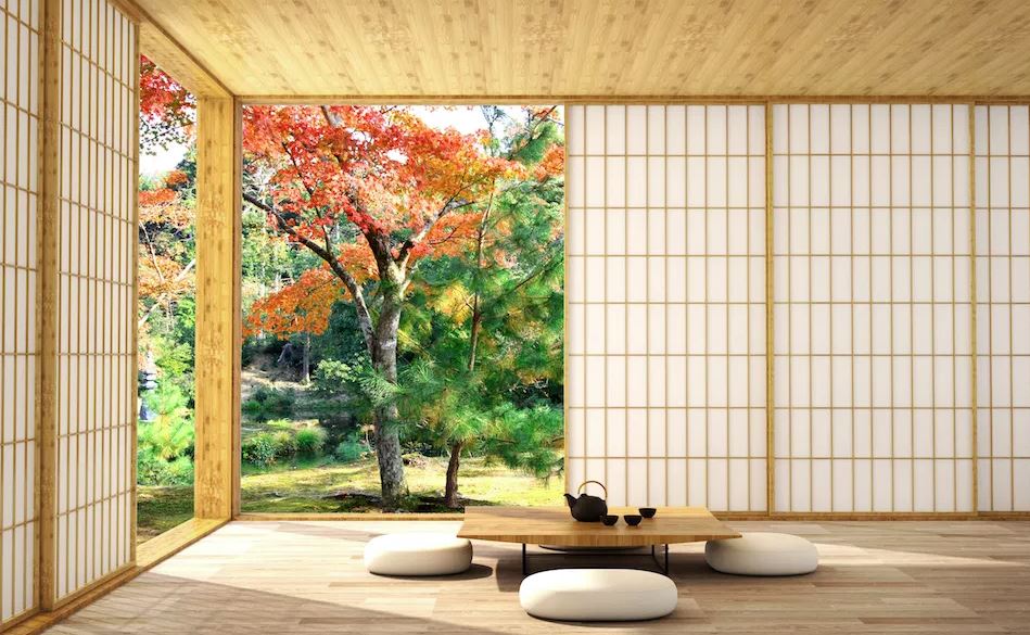mesas japonesas y cojines sobre el suelo