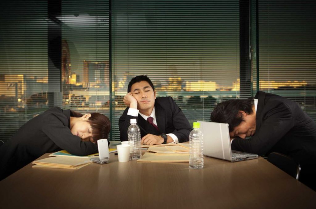 dormir en el trabajo japon