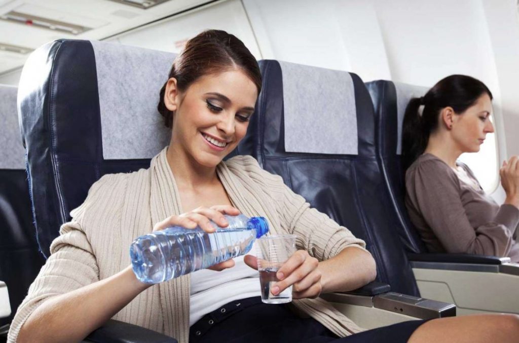 beber agua en el avion