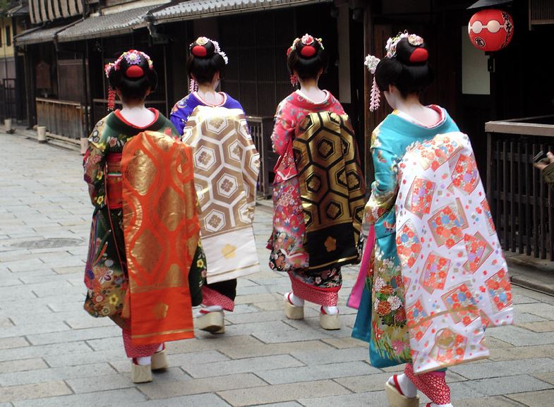 cuanto cuesta ir a japon - maikos gion kyoto
