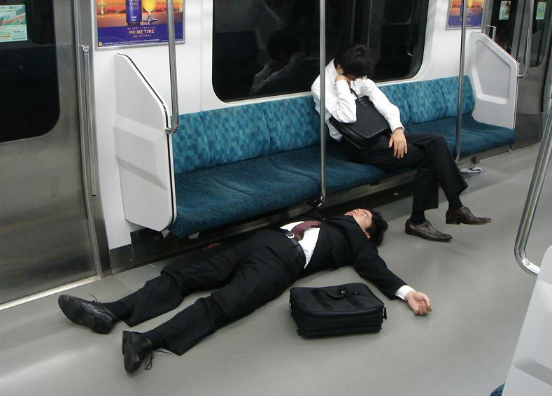 japoneses durmiendo en el tren