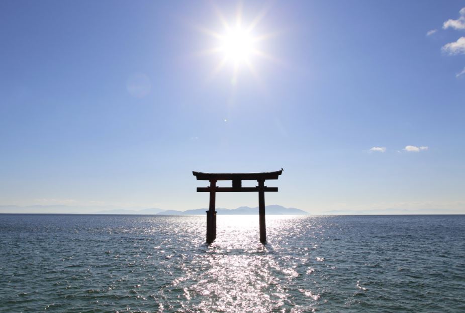 puertas japonesas flotantes en el agua