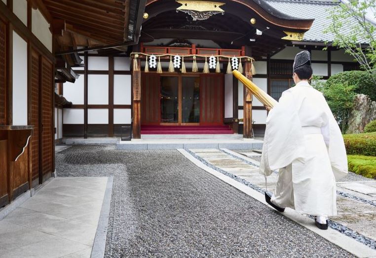 sacerdote sintoista japones santuario