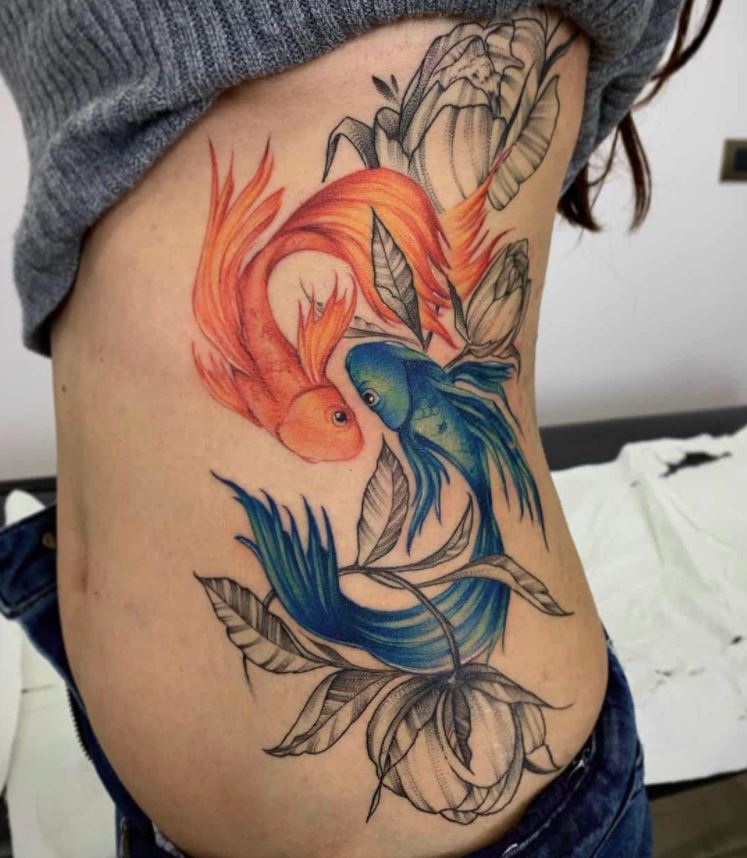 tatuaje pez koi en mujeres