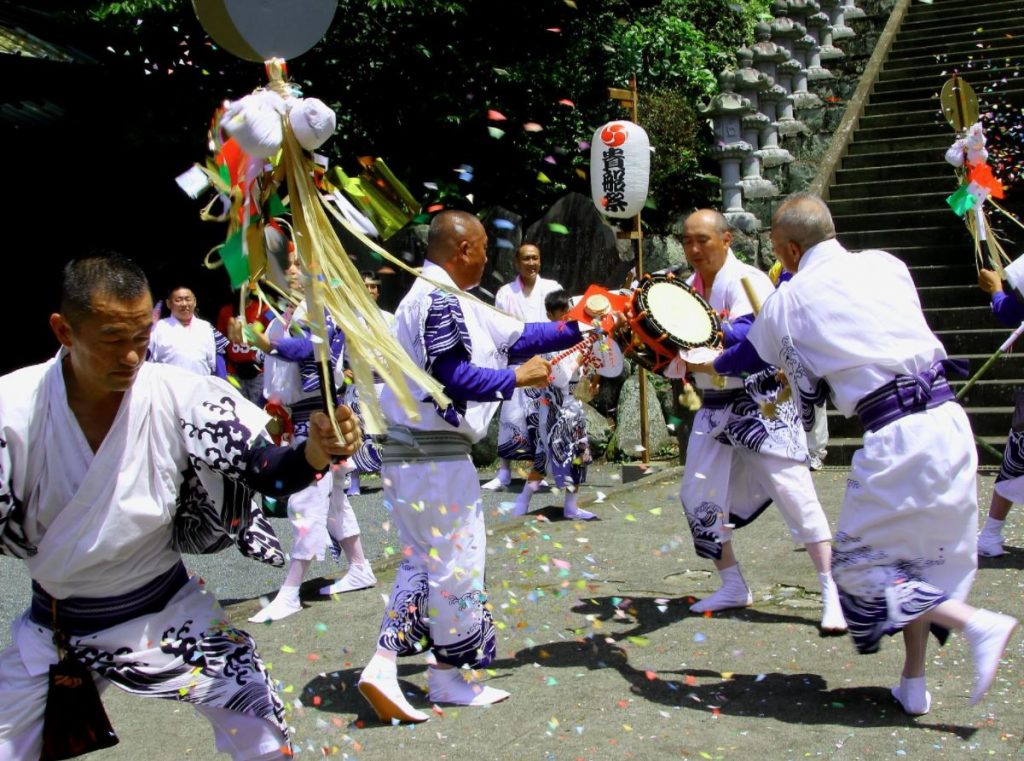 danza tradicional japonesa que se celebra en un gran festival todos los veranos