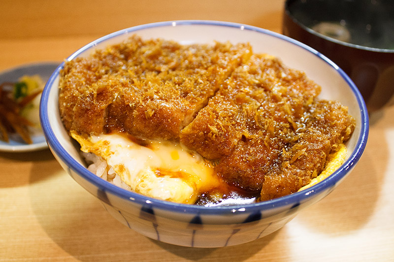 dónde comer katsudon en Tokio