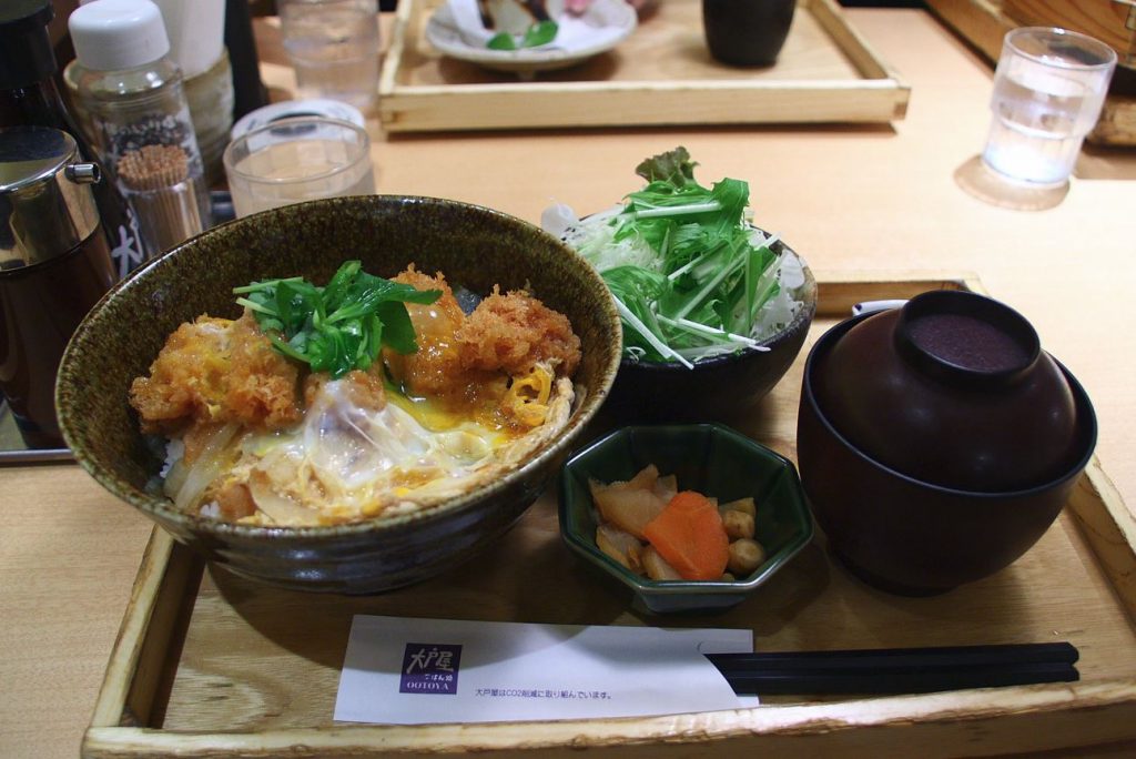 katsudon comida plato japonés