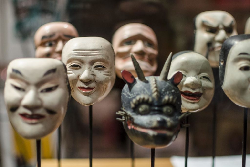como se llaman las mascaras de teatro japonés