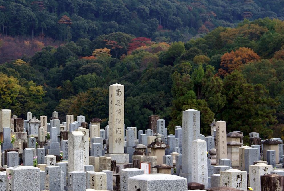 cementerios en japon alternativo
