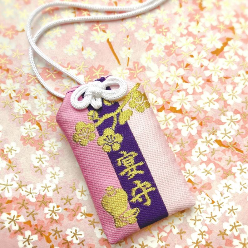 amuleto de la felicidad japonés