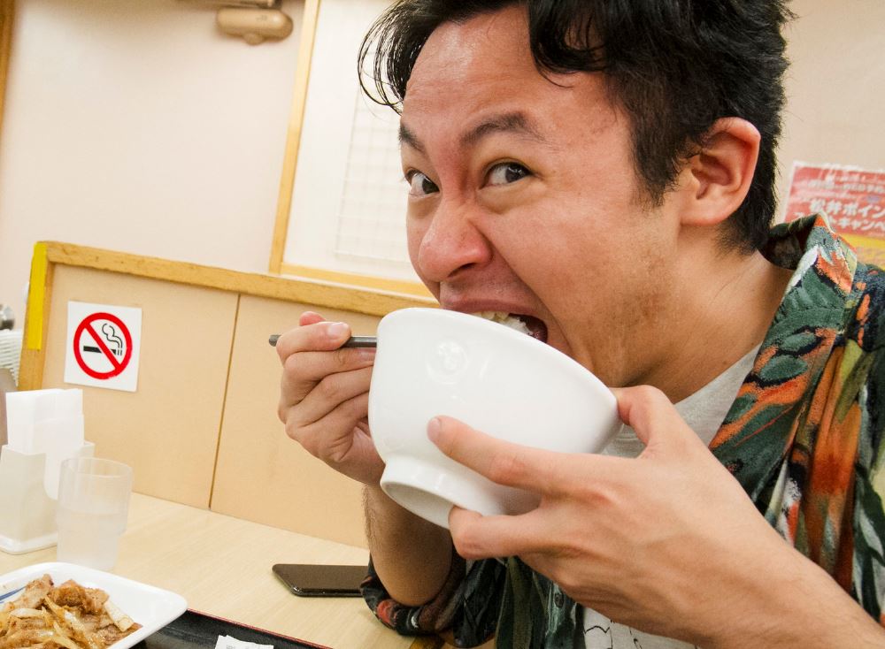 como comer gyudon de ternera
