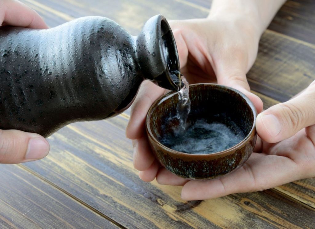 como servir sake japones