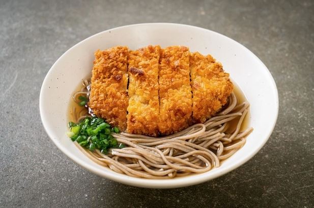 tonkatsu con fideos chinos tonkatsu con fideos chinos