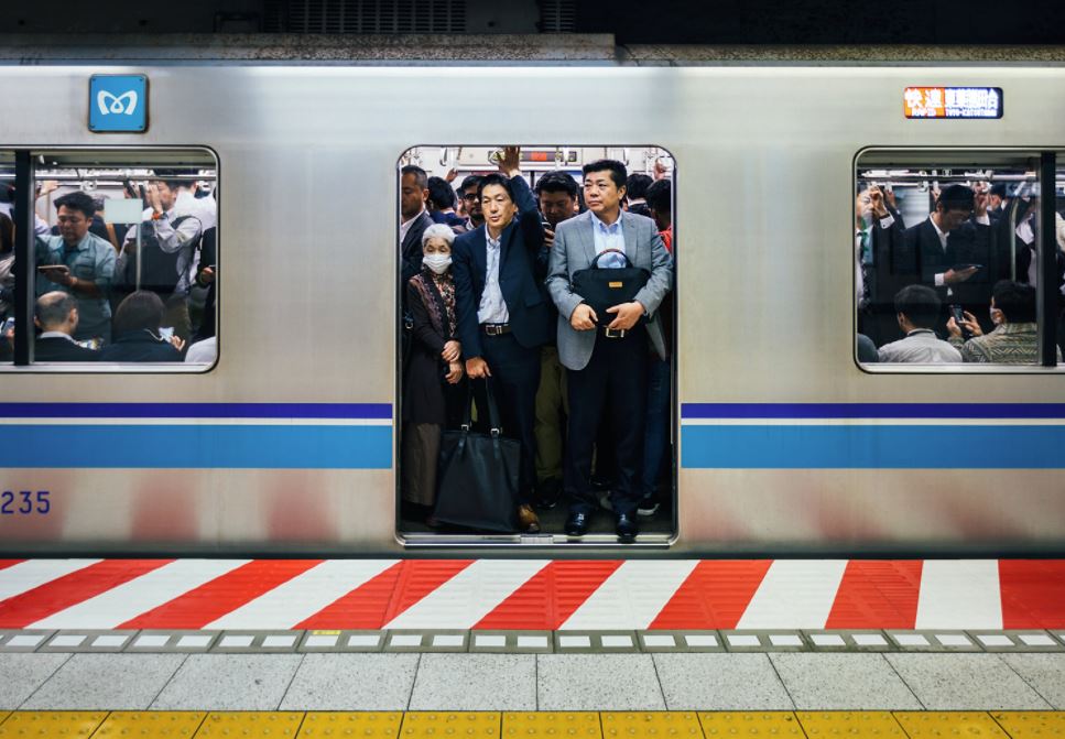 educación en japón en el metro de tokio