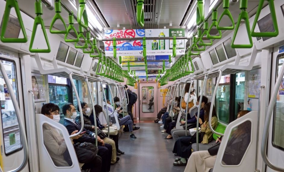 japonesas en metro silencio publico