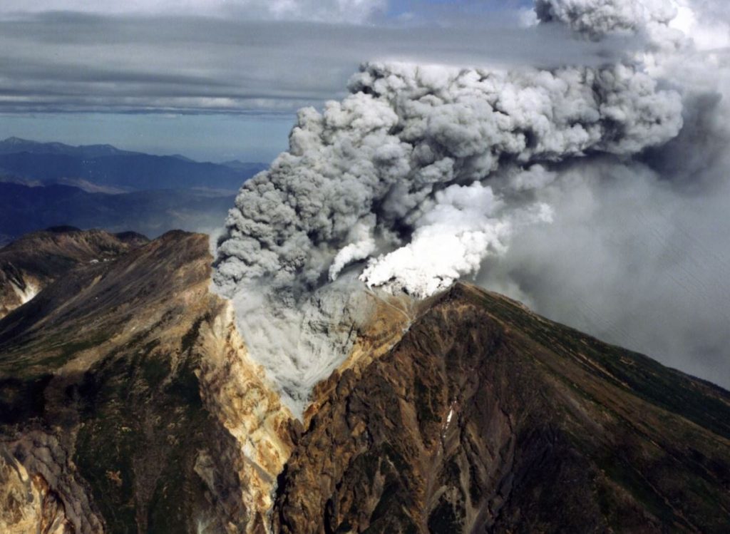 volcán de Japón en erupción