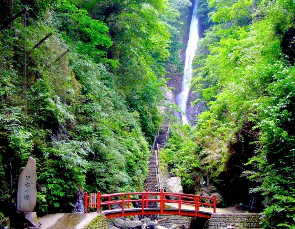 cascadas de japon bonitas