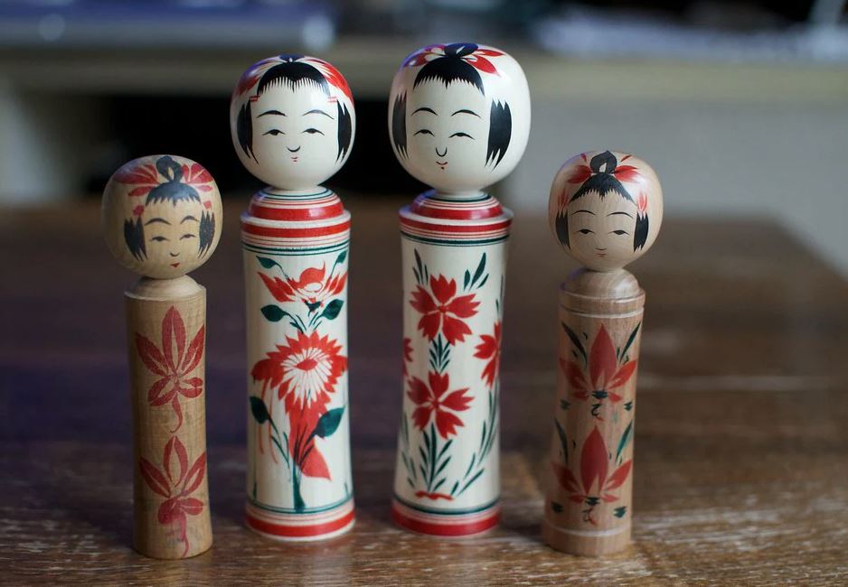 muñecas kokeshi hechas a mano