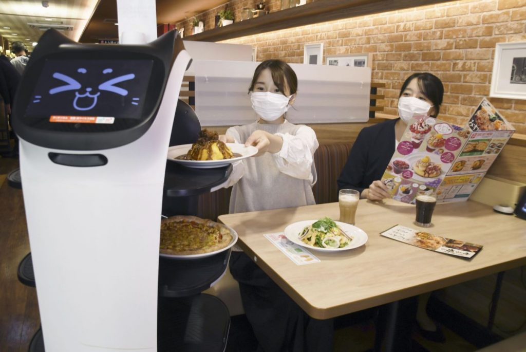 restaurante con robot camarero tokio