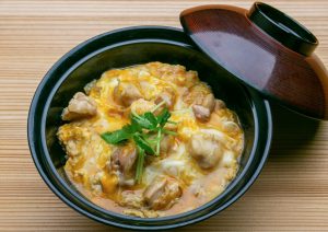 Receta de Oyakodon ⇒ 【Pollo y Huevo sobre Arroz】 ⛩️