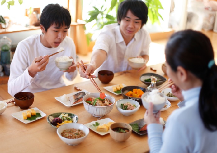 japoneses desayunando arroz