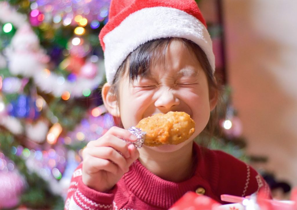 niña japonesa comiendo kentucky fried chicken japon