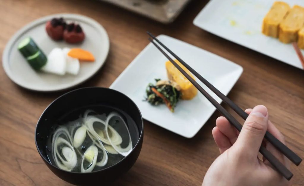 Porque los chinos comen con palillos y no con cubiertos