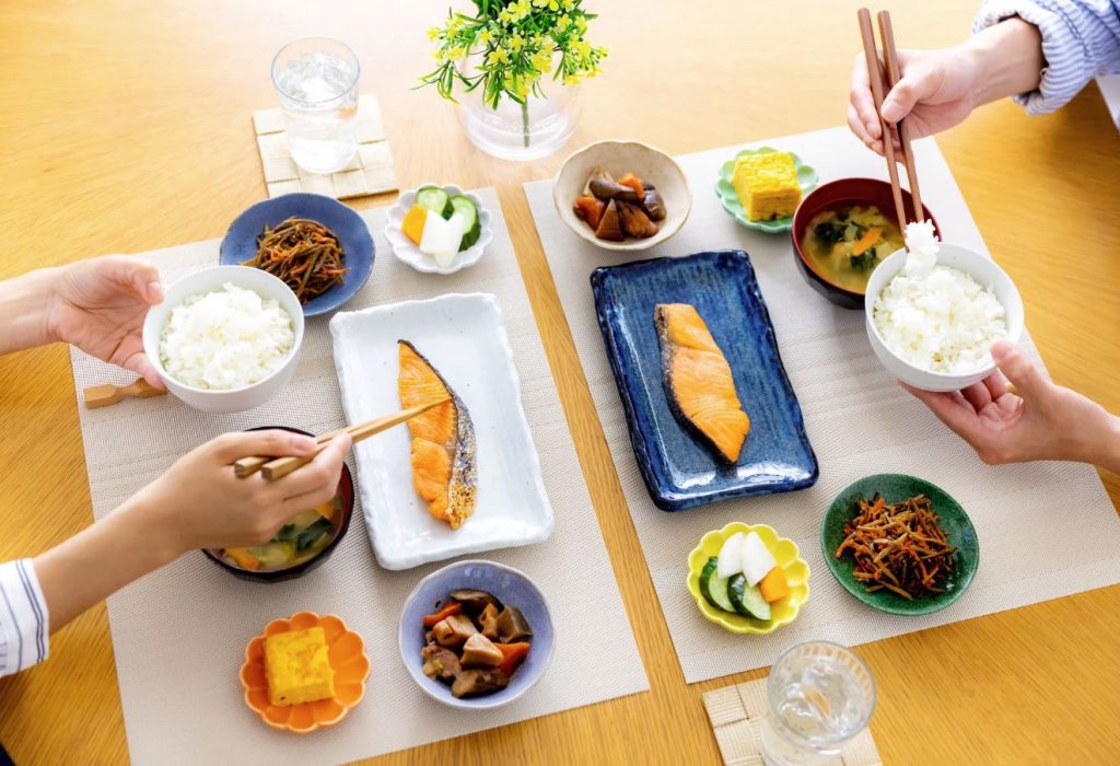 porque los japoneses comen con palillos