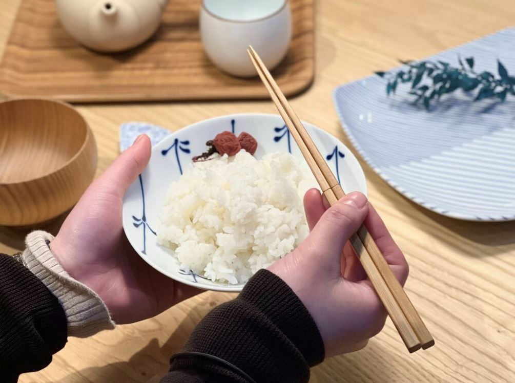 porque se come con palillos en japon