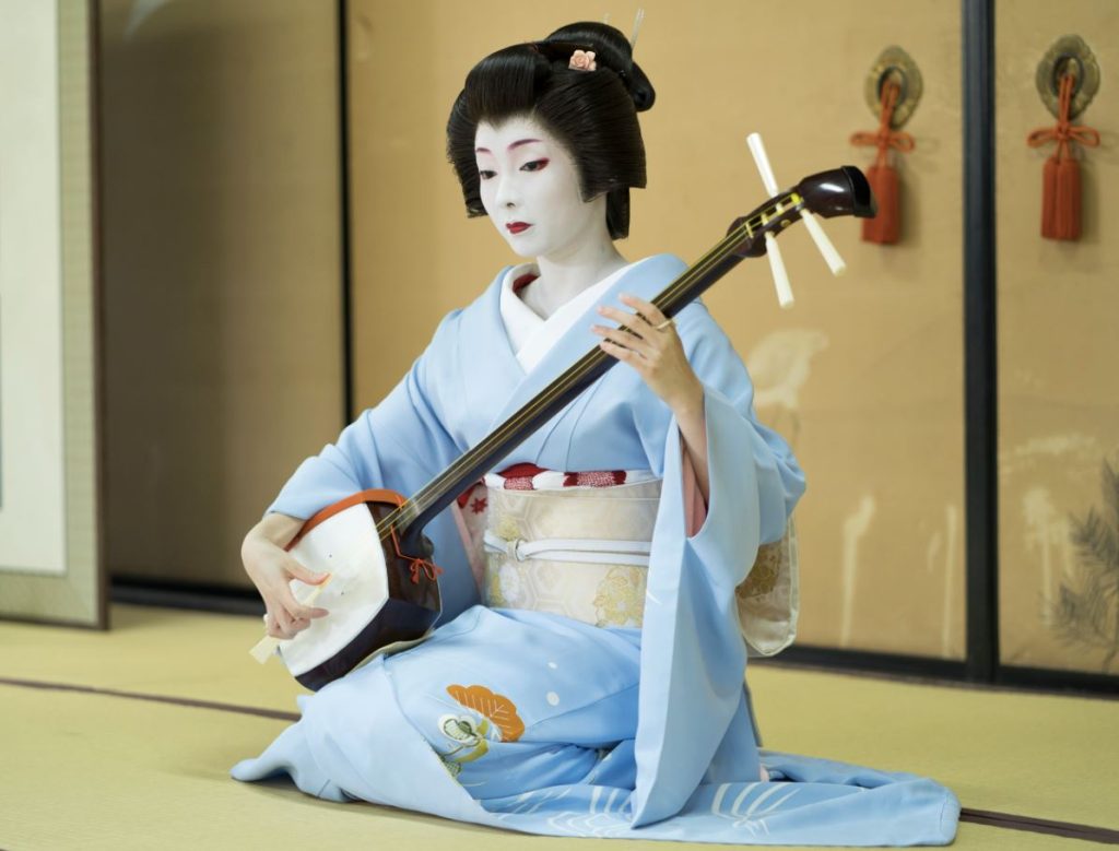 geisha de japon tocando el shamisen