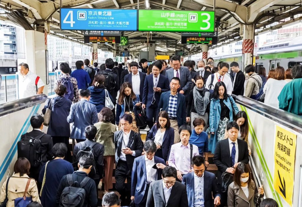 mantener el orden en hora punta japonesa